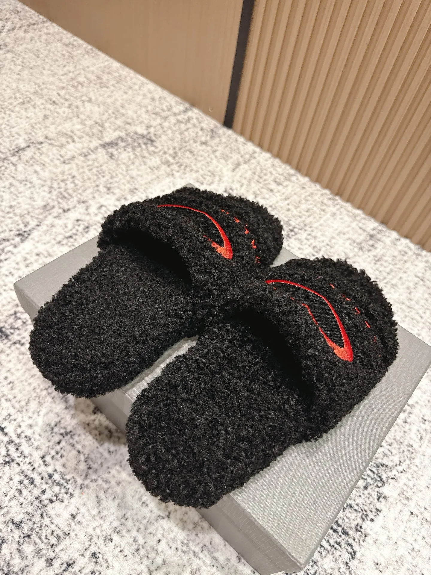 Factory direct sales p380🐘🐘Women's shoes, women's clothing, top version BALENCIAGA ~ Balenciaga fur slippers with new Balenciaga political Campaign logo embroidery! A favorite among European and American celebrities, celebrities, and internet celebrities, the upper is exquisite, hand-sewn and threaded, fluffy and soft against the skin.  This can be worn all year round! Wear it with socks in spring, autumn and winter, or wear it alone in summer. It looks good and is comfortable. The upper is wide, showing your feet and calves, and stepping into it is like bare feet on a carpet. It really matches, wears, and looks so good. When you put it on, it looks casual and simple fashion. It has a high-end feel and is invincible when you go out on the street! Size: 35-40